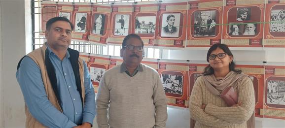 Rajeev Gandhi P.G. College, Ambikapur, Distt. - Surguja | Govt PG College Ambikapur | Government Rajeev Gandhi P.G. College, Ambikapur, Distt. - Surguja (C.G.)-गांधी जी के पुण्यतिथि के अवसर पर महाविद्यालय व अजीम प्रेमजी फाउंडेशन द्वारा प्रदर्शनी का संयुक्त आयोजन 